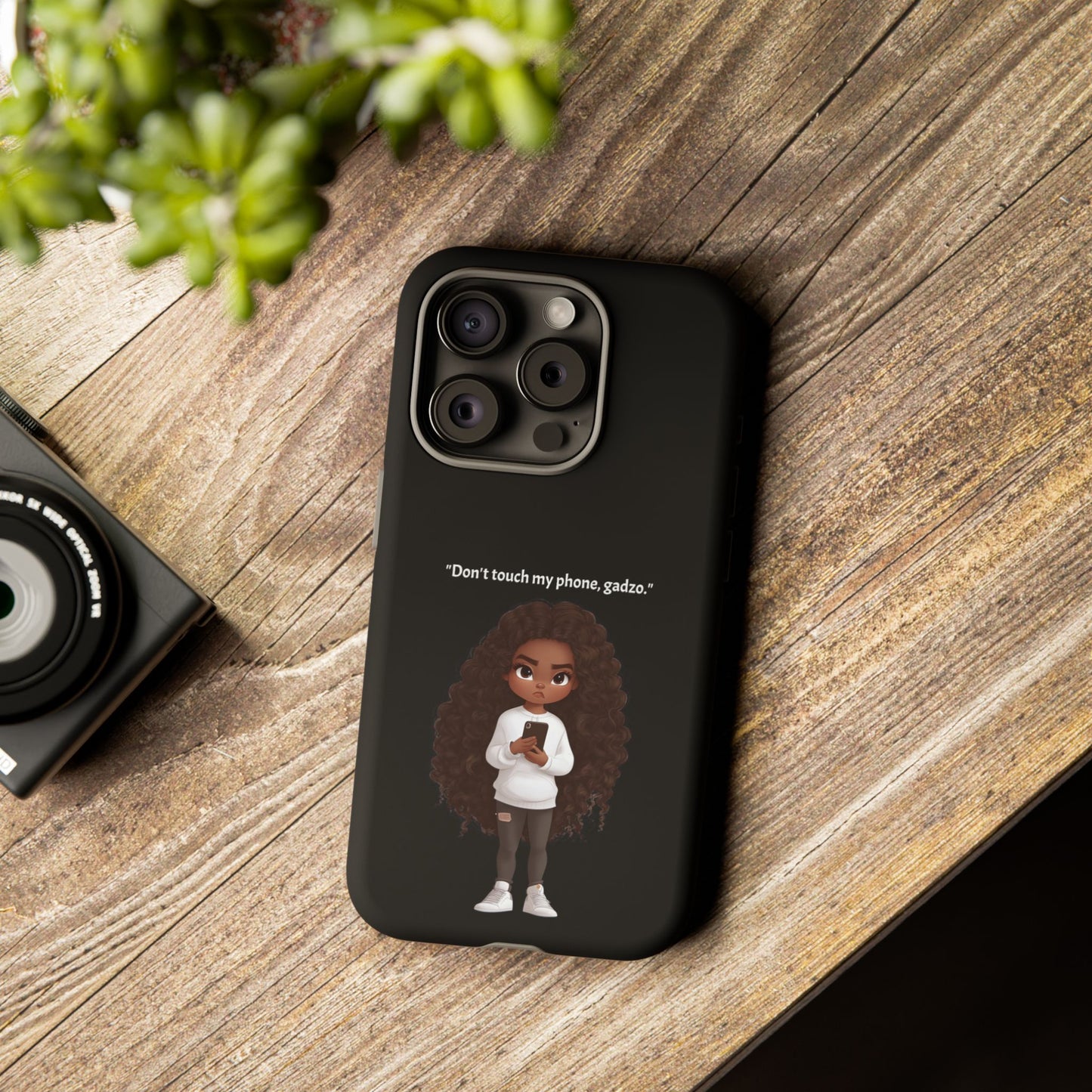 📱 „Don't touch my phone, gadzo.“ – Kryt s postojem a vtipem
