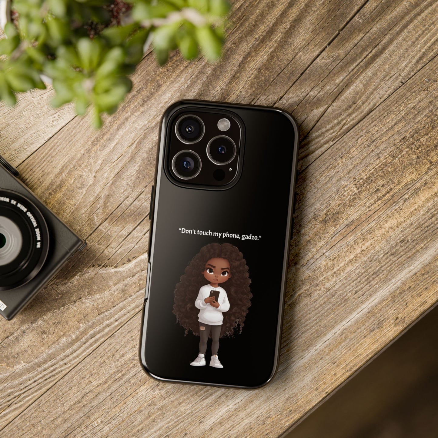 📱 „Don't touch my phone, gadzo.“ – Kryt s postojem a vtipem