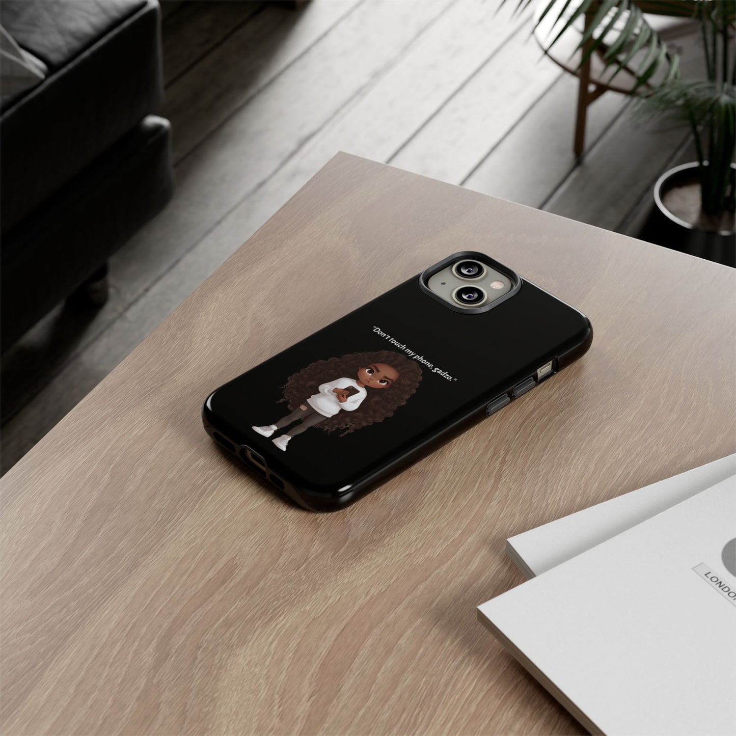📱 „Don't touch my phone, gadzo.“ – Kryt s postojem a vtipem