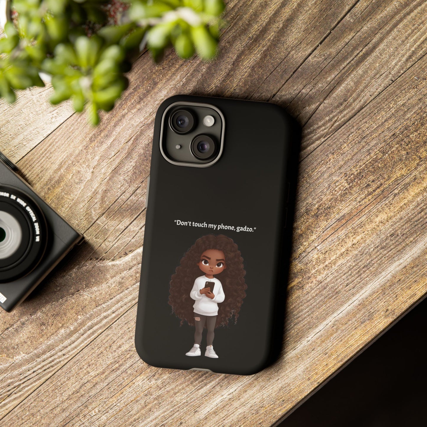 📱 „Don't touch my phone, gadzo.“ – Kryt s postojem a vtipem