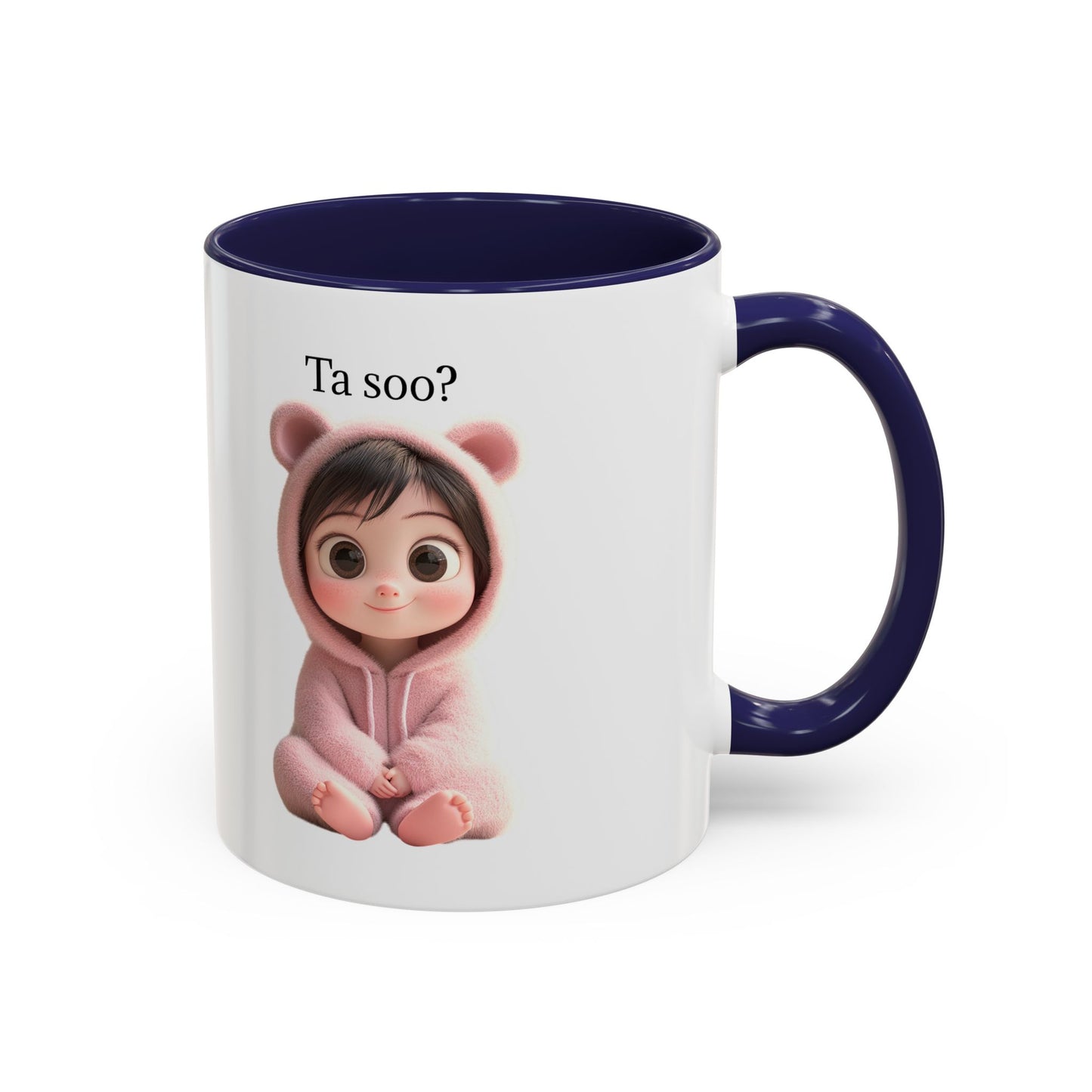 🧸 Roztomilý hrnek s dítětem v medvědím overalu – Sladký start každého dne