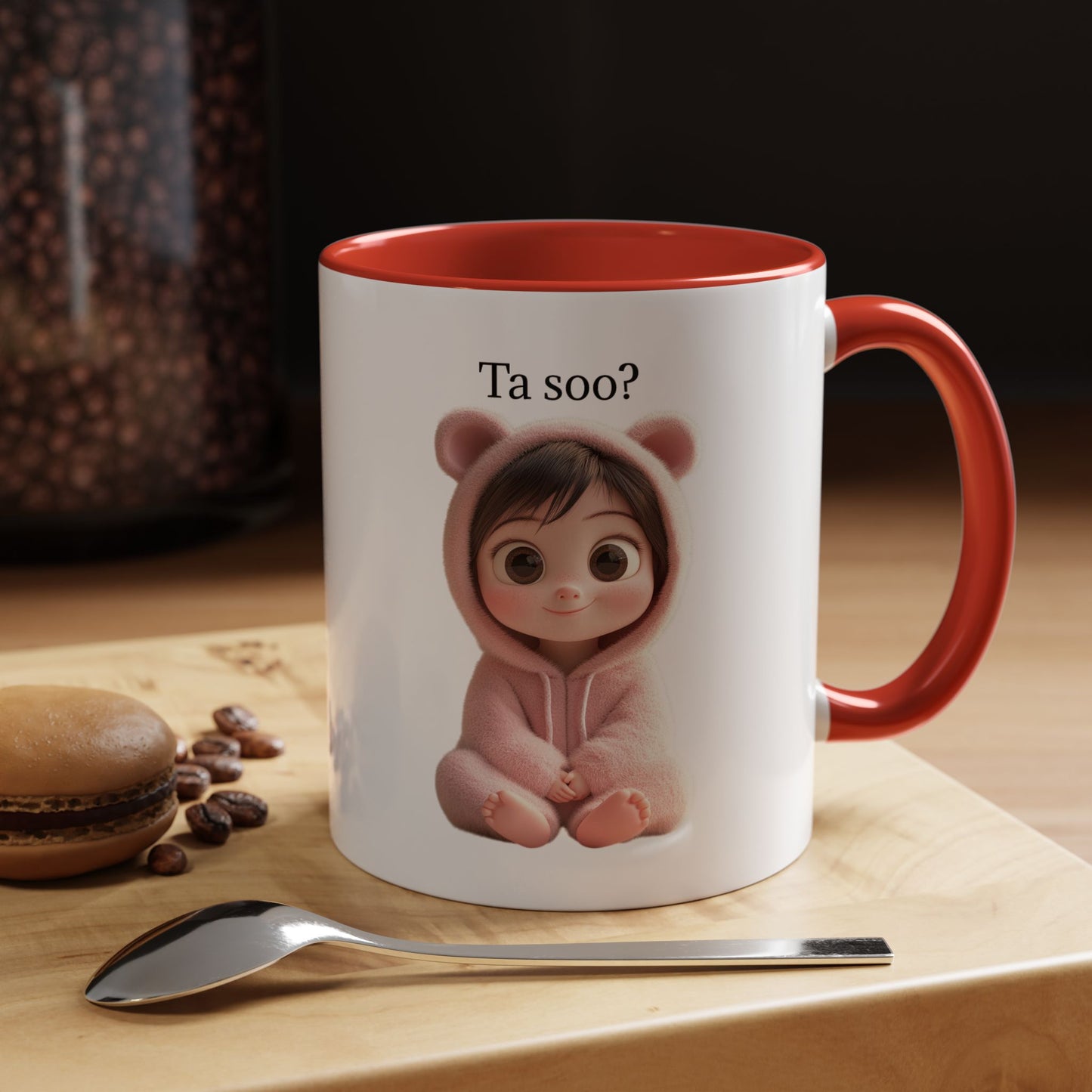 🧸 Roztomilý hrnek s dítětem v medvědím overalu – Sladký start každého dne