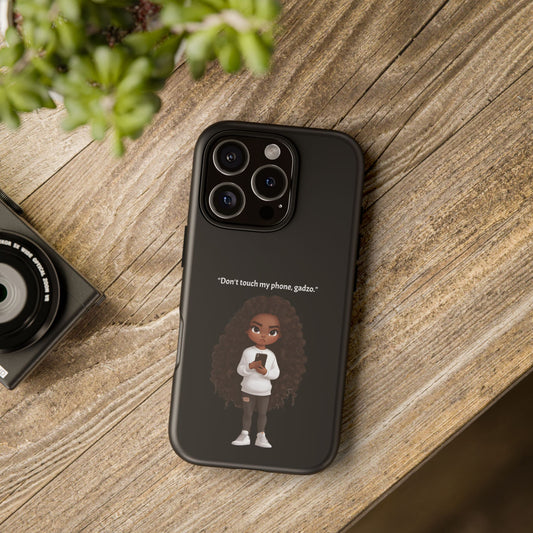 📱 „Don't touch my phone, gadzo.“ – Kryt s postojem a vtipem